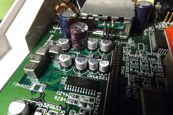 Zdemontowane kondensatory filtrujące zasilanie w torze audio